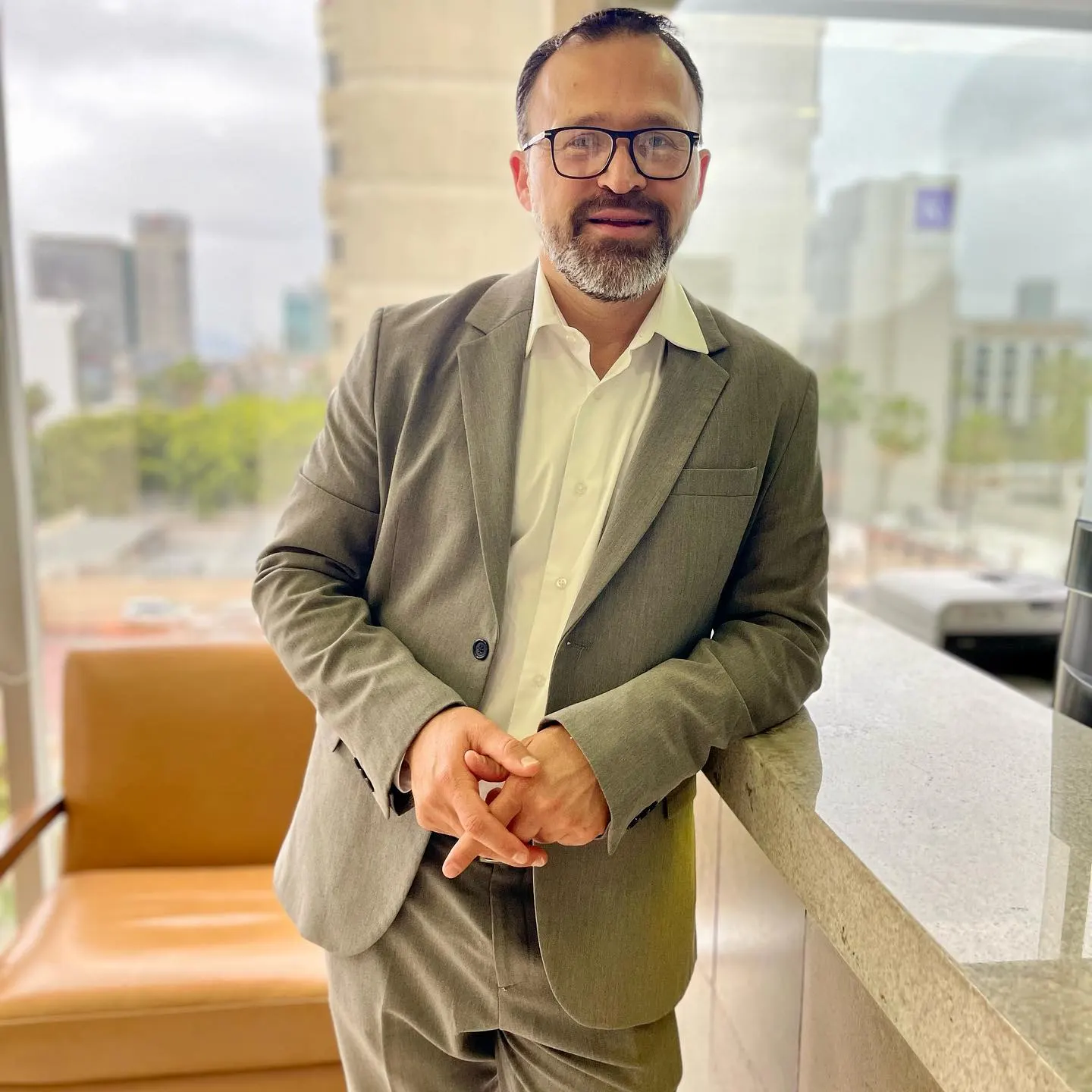 Dr. Marco Casta&ntilde;eda, professional portrait in the partner clinic