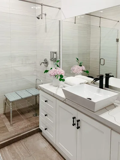Private patient bathroom at Hospital Bellas Artes with glass shower and vanity