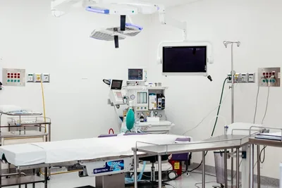 Operating room at Hospital Bellas Artes with anesthesia machine, monitors, and surgical lights