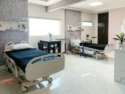 Private patient room at Hospital Bellas Artes with an adjustable hospital bed