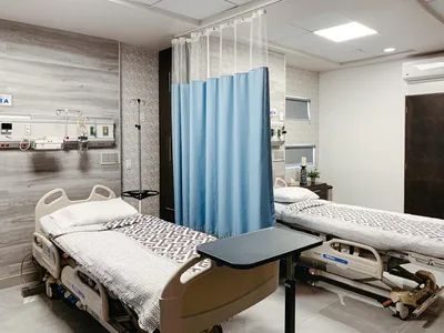 Two-bed patient room at Hospital Bellas Artes separated by a privacy curtain
