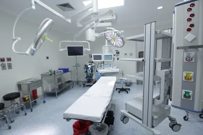 Operating room at Hospital SIMNSA with twin LED surgical lights and monitoring towers