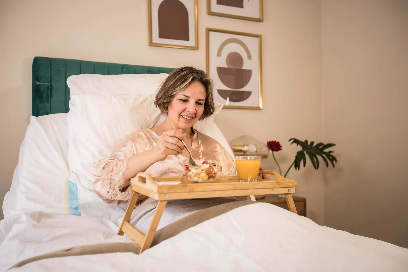 Patient enjoying a healthy breakfast in an adjustable bed during post-surgical recovery